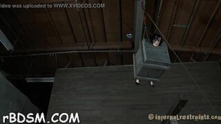 Punisce la figa con disegni toys e fetish in BDSM hardcore con pompino e sottomissione