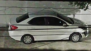 Fode com amante no carro na frente de casa e volta sorridente