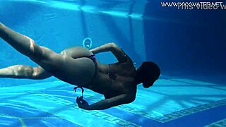 heidi van horny pleasures herself underwater
