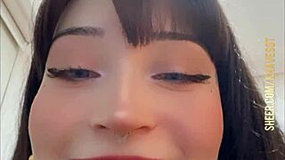 mujer cachonda latina shows her natural culo in close-up