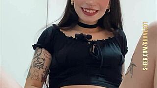 mujer cachonda latina shows her natural culo in close-up