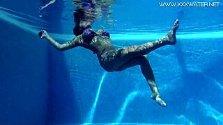 heidi van horny pleasures herself underwater