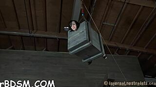 Punisce la figa con disegni toys e fetish in BDSM hardcore con pompino e sottomissione