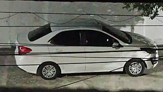 Fode com amante no carro na frente de casa e volta sorridente