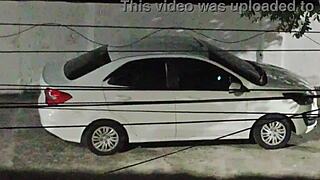 Fode com amante no carro na frente de casa e volta sorridente