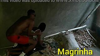 putaria rolando na casa abandonada na favela magrinha entrando na pirocada ate fazer o neg�o pirocudo gozar