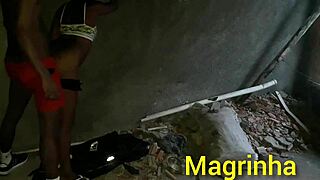 putaria rolando na casa abandonada na favela magrinha entrando na pirocada ate fazer o neg�o pirocudo gozar