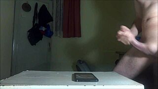 Эй, ты сильно дрочишь на Кэссидибу, чтоб кончить ей на лицо?