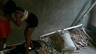 putaria rolando na casa abandonada na favela magrinha entrando na pirocada ate fazer o neg�o pirocudo gozar