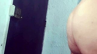 Hot Arab Wife in Niqab Shows Ass and Squirts on Webcam for Cash