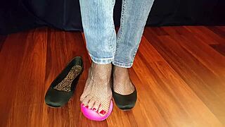 Just chattin’ about this milf on webcam, showin’ off her wild fetish side. It’s INTIMATE stuff!