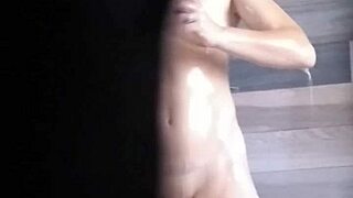 en la ducha spying on a steamy moment.