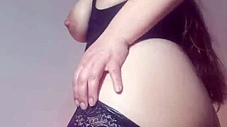 mi vecina puta envia videos mientras mi esposa esta al lado quiero darle verga