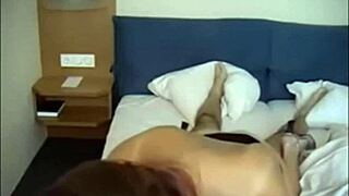 По дяволите, заснех рижата си тийнейджърка 18+ с невероятни цици да ме язди в домашно секс лента, толкова горещо