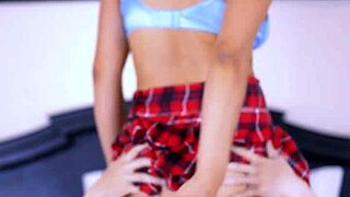 La novia guía al novio suavemente pero con determinación para llevarlos a nuevas alturas de placer 😘