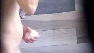 en la ducha spying on a steamy moment.