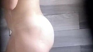 en la ducha spying on a steamy moment.