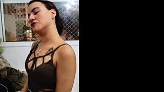 alice drummond a ninfetinha gotica vai fazer sua cena de anal em dupla com holly ruby antes testa o brinquedinho novo