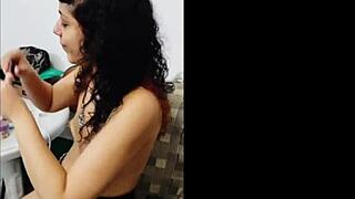 alice drummond a ninfetinha gotica vai fazer sua cena de anal em dupla com holly ruby antes testa o brinquedinho novo