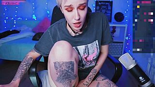 Short hair cam slut contrasts solo blowjob with dildo sucking