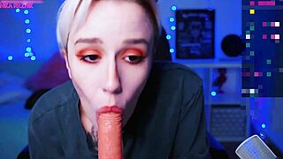 Short hair cam slut contrasts solo blowjob with dildo sucking