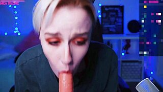 Short hair cam slut contrasts solo blowjob with dildo sucking