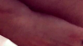 a loira se despede de 2023 sentando gostoso e rompendo o anus novo com todo prazer