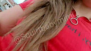 louquinha masturbates to squirt on terrace