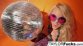 Hot 70s sluts finger each other's wet pussies