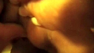 Harrastelija milf-prostituoitu ratsastaa kyrvää anaali-seksissä