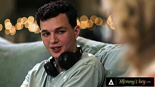 MILF Rachael Cavalli erwischt Stiefsohn beim Wichsen