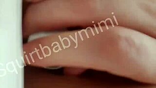 louquinha masturbates to squirt on terrace