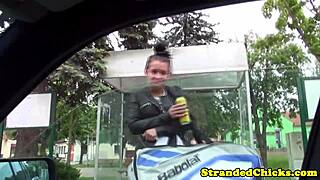 Gal tchèque échouée avec chatte percée se fait défoncer dur en extérieur