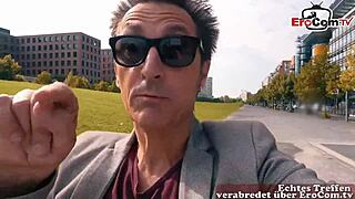 lustiger älterer deutscher mann trifft süße studentin auf straße und fickt sie hart