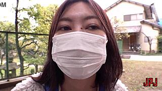 人妻が公園で自分を露出