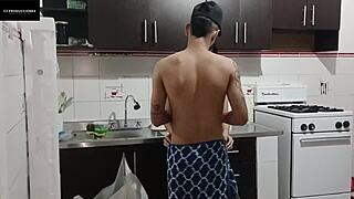 Me Follo a La Cachonda de Mi Hermanastra en Cocina Caliente