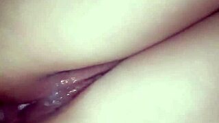 le lleno el culo de leche con piernas al hombro