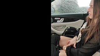 Hej, dotýkam sa seba vo verejnosti priamo v aute!