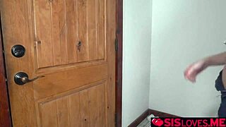 stepbrother stepsisters thighs पर boner rubs करता है