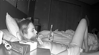 Ujo huora leikkii pillullaan ennen nukkumaanmenoa