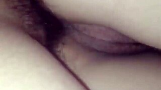 le lleno el culo de leche con piernas al hombro