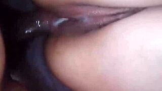 le lleno el culo de leche con piernas al hombro