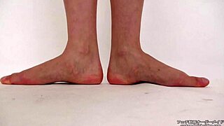 Hey girls, show me those sexy Japanese feet for my sole fetish!