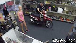 hey, this amateur got cash to flash her sexy moves! 😍