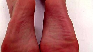 Hey girls, show me those sexy Japanese feet for my sole fetish!