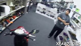 hey, this amateur got cash to flash her sexy moves! 😍