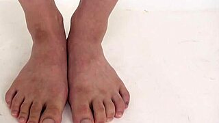Hey girls, show me those sexy Japanese feet for my sole fetish!