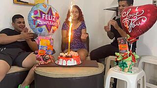 hijastros le celebran el cumplea�os a su madrastra y de regalo sorpresa 2 pollas para follarla por el culo y que disfrute su regalo