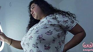 Грудастая латина дразнит танцами перед деверем, показывая сиськи