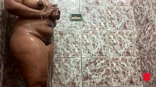 Morena Dançando Funk Enquanto Toma Banho